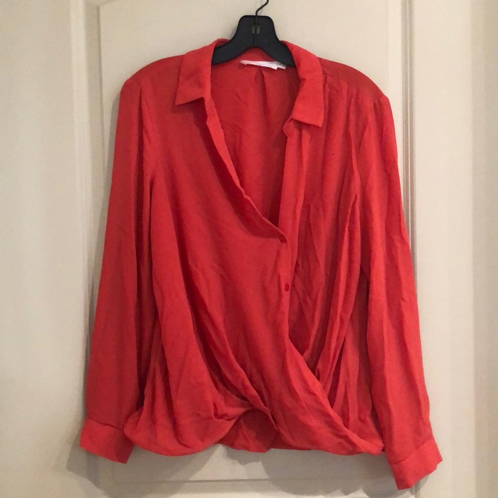 Blouse with buttons and twist at waist